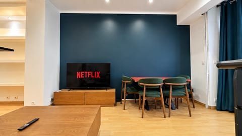 Communal lounge/ TV room, TV and multimedia, Living room, Seating area, Dining area, Evening entertainment