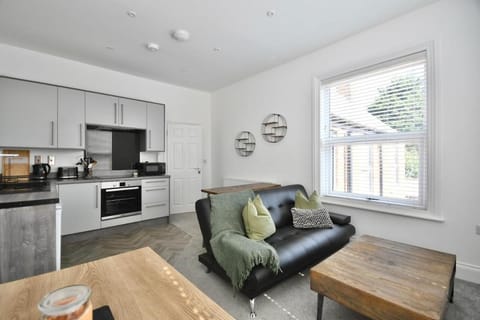 Kitchen or kitchenette, Living room, Seating area, Dining area, pet friendly, stove, toaster