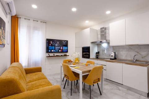 TV and multimedia, Kitchen or kitchenette, Living room, Seating area, Dining area, oven, stove