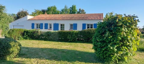 Property building, Facade/entrance, Garden, Garden