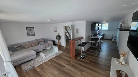 Communal lounge/ TV room, TV and multimedia, Kitchen or kitchenette, Living room, Seating area, Dining area, Evening entertainment