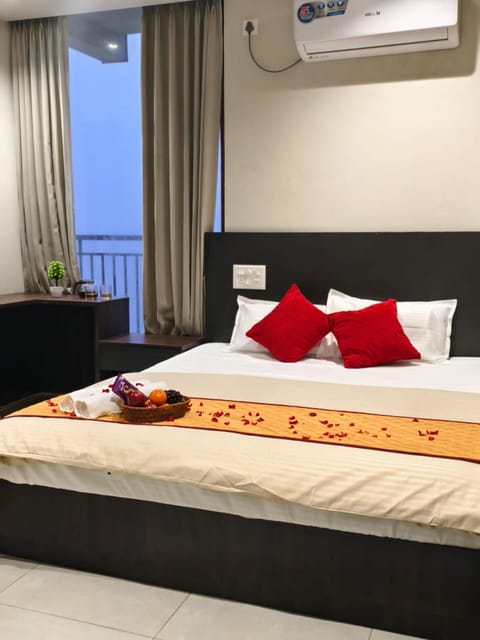 Bed, Photo of the whole room, Bedroom, air conditioner