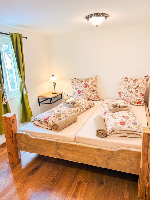 Bed, Bedroom, towels