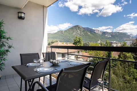 View (from property/room), Balcony/Terrace, Mountain view