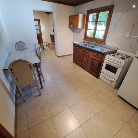 Kitchen or kitchenette, Dining area, oven, pet friendly