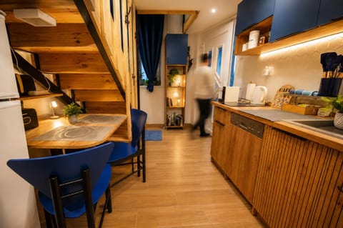 Coffee/tea facilities, Kitchen or kitchenette, Dining area, Food, oven, pet friendly, stove, toaster