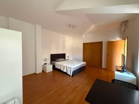 TV and multimedia, Photo of the whole room, Bedroom