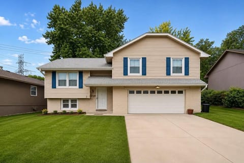 Property building, Spring, Day, Neighbourhood, Garden, Garden view, Street view