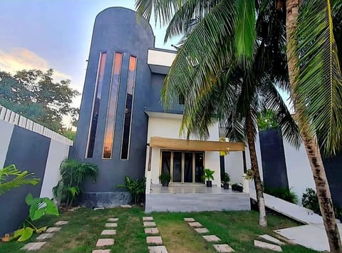 Property building, Facade/entrance, Garden