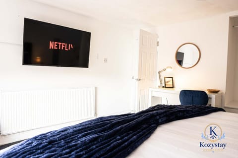 Bed, TV and multimedia, Photo of the whole room, Bedroom