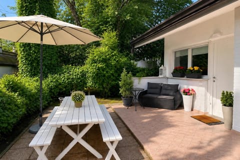 Spring, Day, Garden, Living room, Seating area, Dining area, Garden view