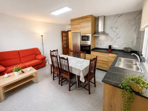TV and multimedia, Kitchen or kitchenette, Living room, Dining area, oven, pet friendly, stove