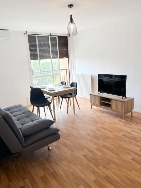 TV and multimedia, Living room, Seating area, Dining area, Parking, air conditioner