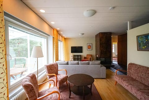 Communal lounge/ TV room, TV and multimedia, Living room, Seating area, Evening entertainment