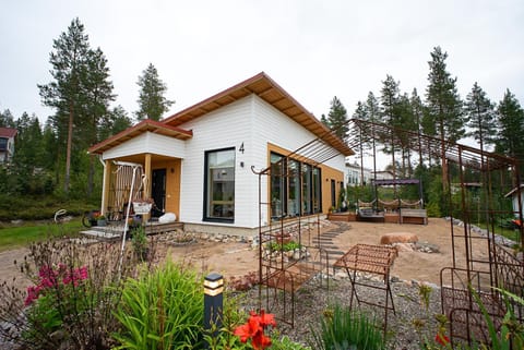 Property building, Spring, Day, Garden, Garden view