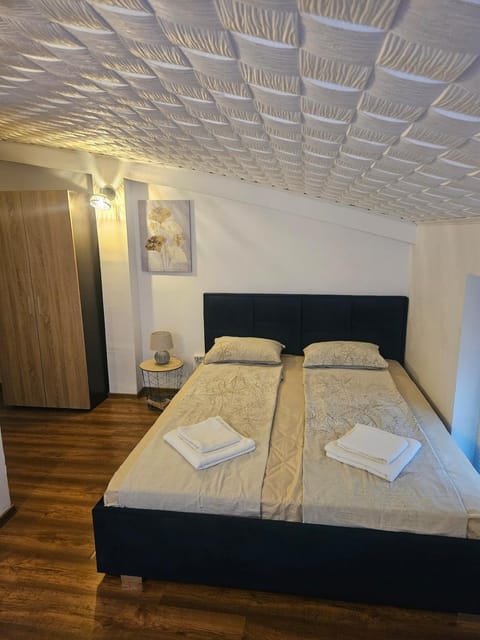 Bedroom, towels