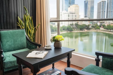 Day, Natural landscape, Living room, Seating area, City view, Lake view