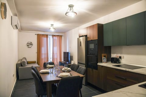 TV and multimedia, Living room, Dining area, microwave, oven, stove, toaster, kitchen, air conditioner