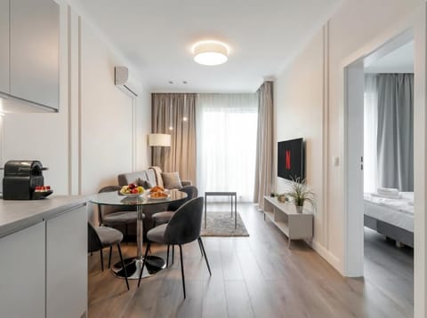 Bed, TV and multimedia, Coffee/tea facilities, Kitchen or kitchenette, Living room, Food and drinks, Photo of the whole room, Seating area, Dining area, Bedroom, Food, minibar