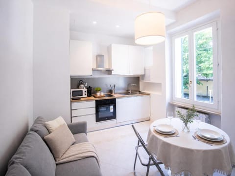 Coffee/tea facilities, Kitchen or kitchenette, Living room, Seating area, Dining area, stove