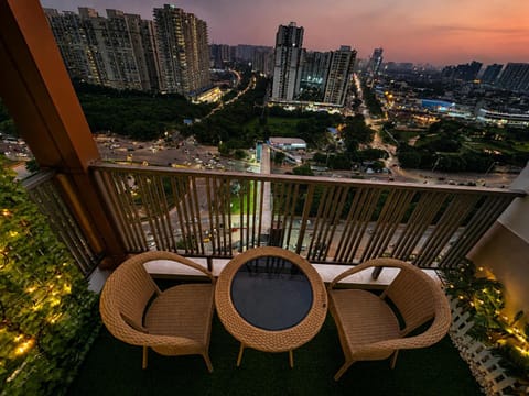 Night, View (from property/room), Balcony/Terrace, Seating area, City view