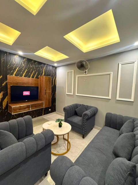 Communal lounge/ TV room, TV and multimedia, Living room, Seating area, Evening entertainment