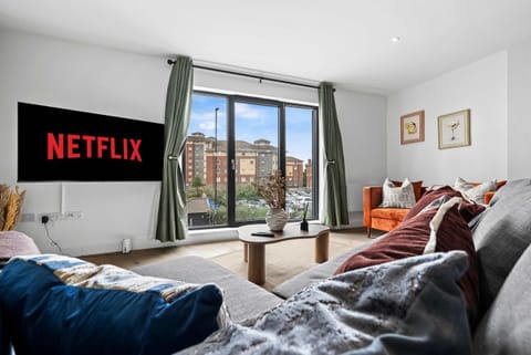 TV and multimedia, Living room, Seating area, Evening entertainment