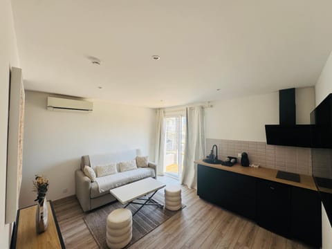 Kitchen or kitchenette, Seating area