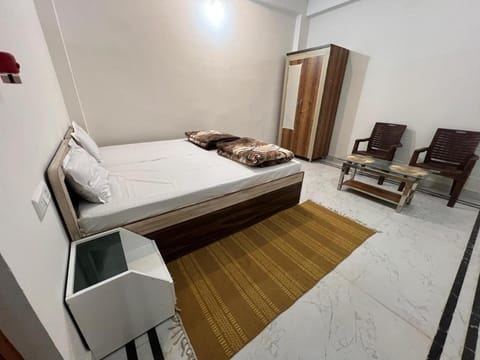 Bed, TV and multimedia, Living room, Photo of the whole room, Seating area, Bedroom