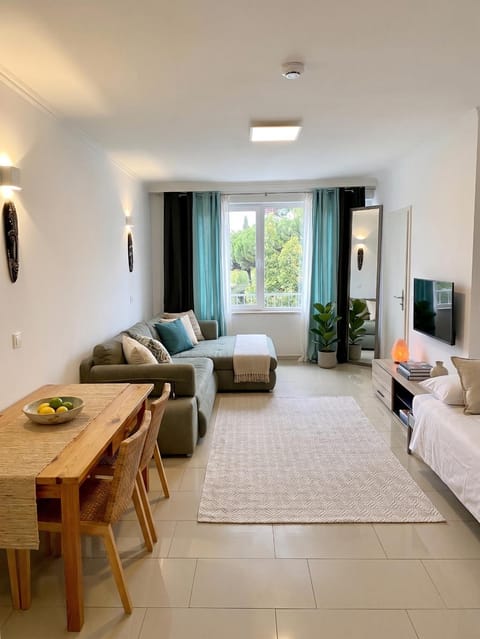 Bed, TV and multimedia, Living room, Photo of the whole room, Seating area, Dining area, Bedroom