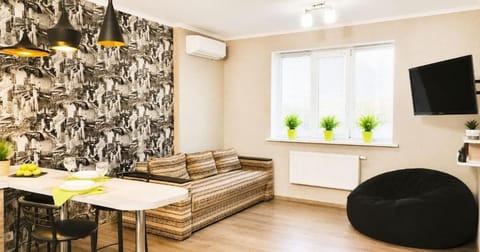 Communal lounge/ TV room, TV and multimedia, Seating area, air conditioner