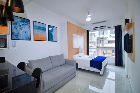 Bed, TV and multimedia, Living room, Photo of the whole room, Seating area, Bedroom, air conditioner