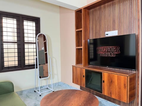 TV and multimedia, Living room, Evening entertainment