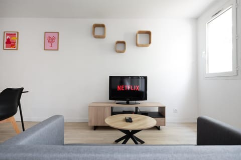 Communal lounge/ TV room, TV and multimedia, Living room, Seating area