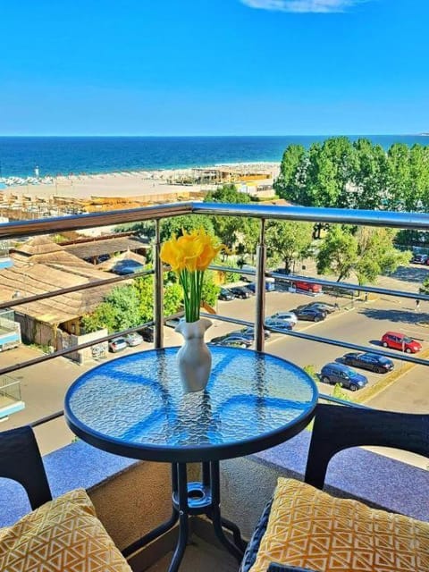 Natural landscape, View (from property/room), Balcony/Terrace, Seating area, Dining area, Beach, Sea view
