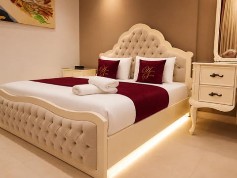 Bed, Living room, Photo of the whole room, Seating area, Bedroom