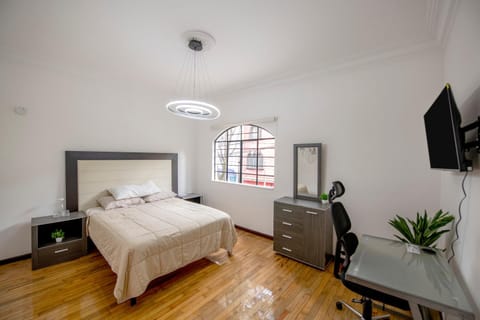 Bed, TV and multimedia, Photo of the whole room, Bedroom