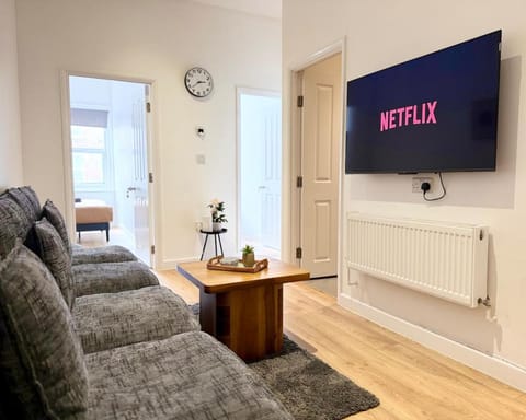 TV and multimedia, Living room, Seating area, internet