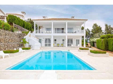 Property building, Patio, Spring, Day, Garden, Garden view, Pool view, Swimming pool, sunbed