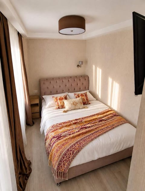 Bed, TV and multimedia, Photo of the whole room, Bedroom