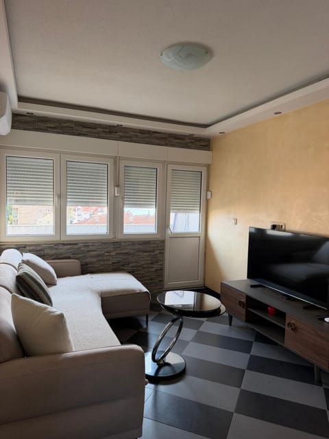 Communal lounge/ TV room, TV and multimedia, Living room, Seating area, Evening entertainment