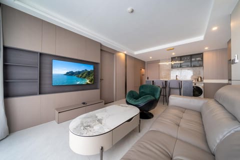TV and multimedia, Kitchen or kitchenette, Living room, Seating area, Dining area
