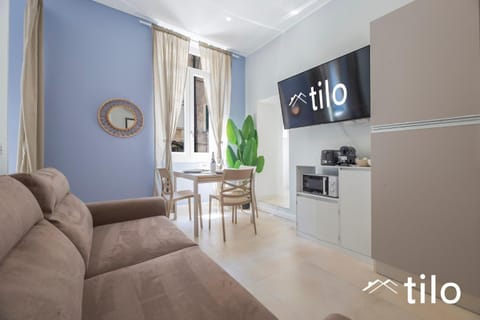 Communal lounge/ TV room, TV and multimedia, Seating area, Dining area, stove