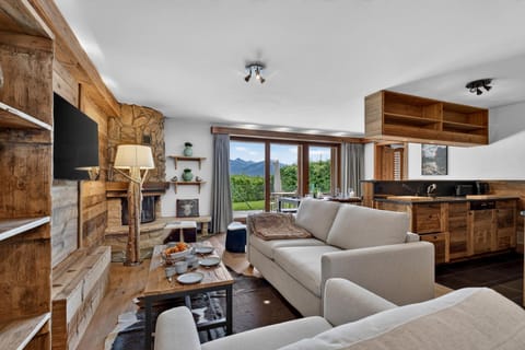 Natural landscape, TV and multimedia, Kitchen or kitchenette, Living room, Seating area, Dining area