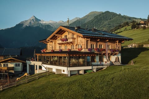 Property building, Restaurant/places to eat, Spring, Day, Natural landscape, Mountain view