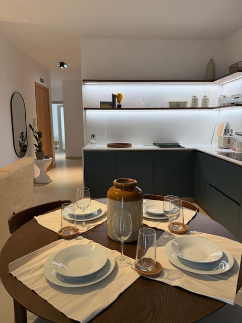 Kitchen or kitchenette, Dining area