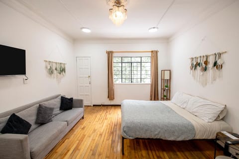 Bed, TV and multimedia, Photo of the whole room, Bedroom