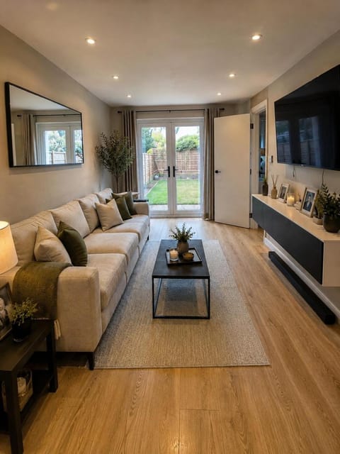 TV and multimedia, Living room, Seating area, Dining area