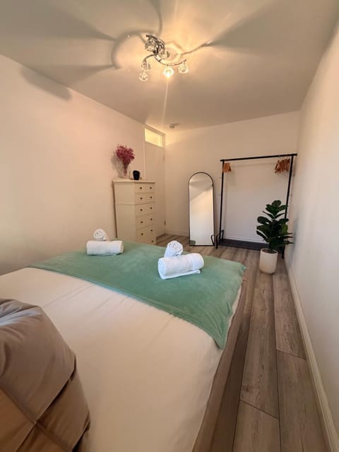 Bed, Photo of the whole room, Bedroom, towels