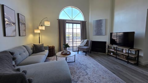 TV and multimedia, Living room, Seating area, Evening entertainment